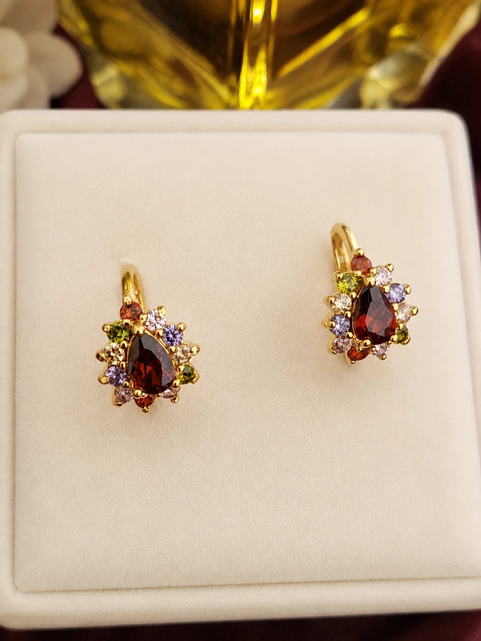 Boucles d'oreilles créoles petites, zircons colorés, couleur or 18 carats – photo 3